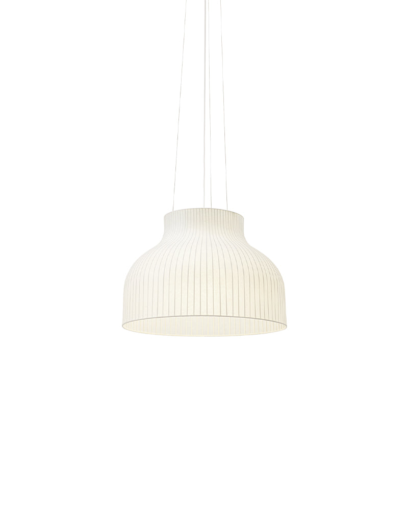 Strand Hvid pendel lampe Muuto i hvidt kokonformet vævet materiale med diffust og direkte lys